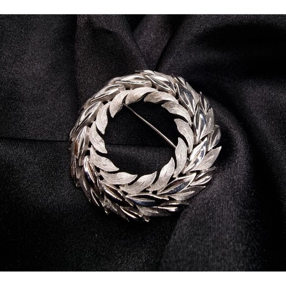 Vintage 1960s TRIFARI Signed Silver-Tone Wreath-Style Brooch Pin - Picture 3 of 5